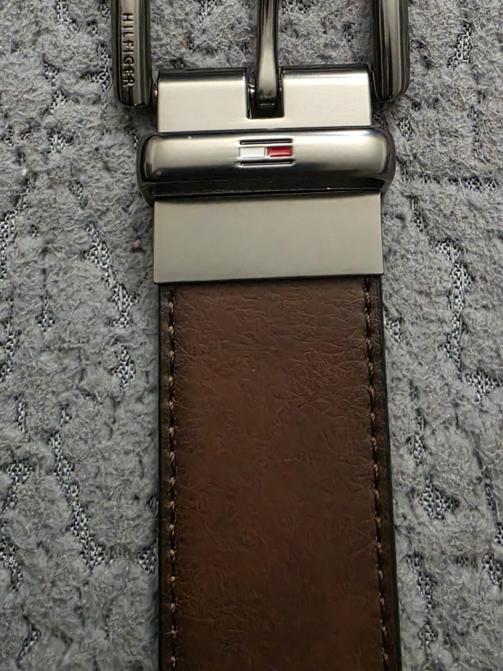Tommy Hilfiger Men’s Reversible Leather Belt – Black to Brown Twist Buckle.